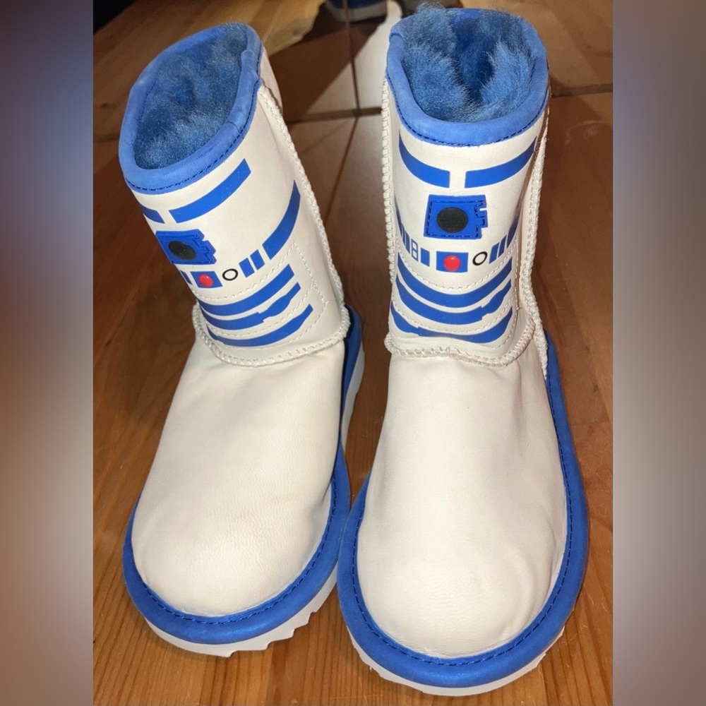 New w/out tag UGG X Star Wars Kids Classic R2-D2 Limited Edition Boots Toddler12